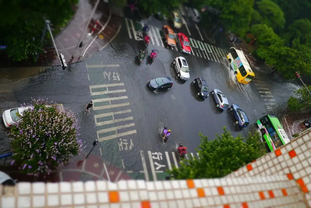 落雨大，水浸街